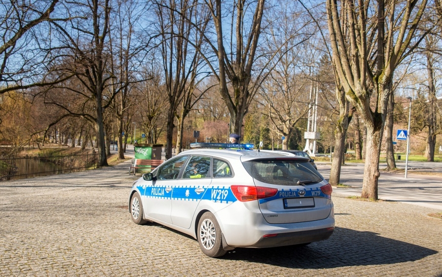 Incydent drogowy na Wisłostradzie: policyjny radiowóz w kolizji z samochodem osobowym