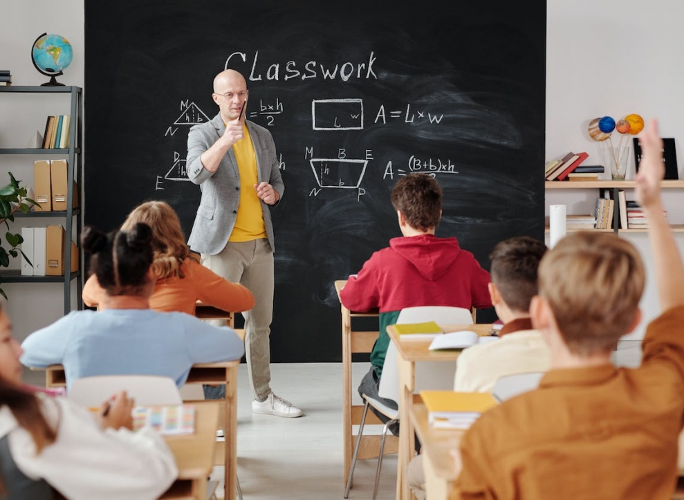 Dynamiczny rozwój oświaty w Warszawie mimo trudności na tle ogólnopolskim