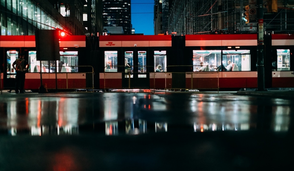 Przebieg prac budowlanych na trasie tramwajowej do Wilanowa: kolejne etapy i zmiany w organizacji ruchu