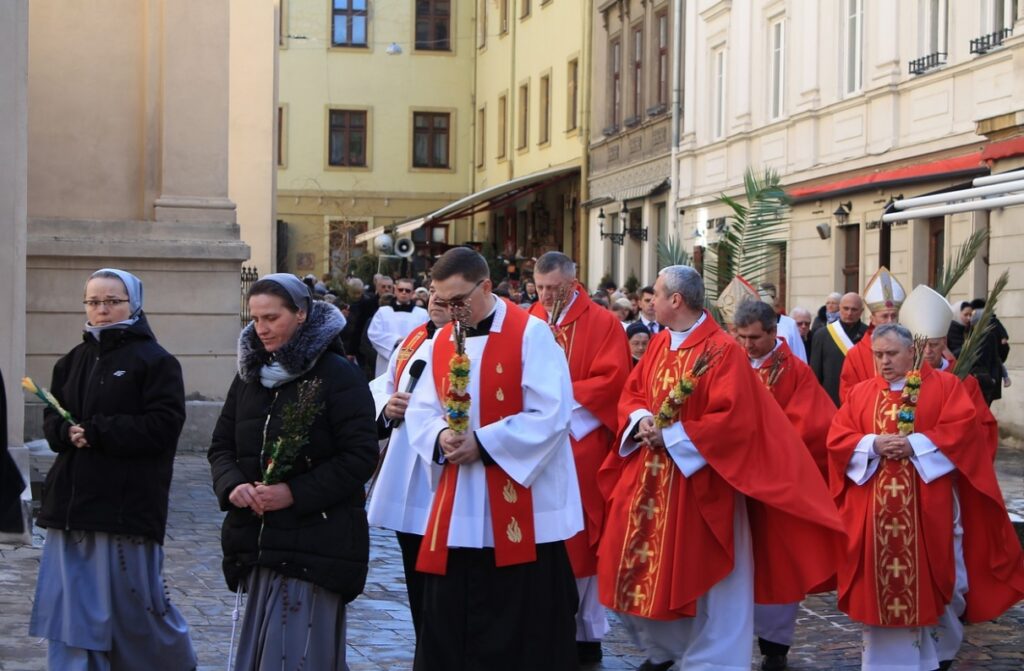 Zmiany w ruchu ulicznym i komunikacji miejskiej z okazji Święta Bożego Ciała